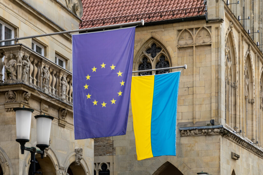 Photo: Flags (European Union and Ukraine) at the Stadtweinhaus on Prinzipalmarkt in M&uuml;nster, North Rhine-Westphalia, Germany. Dietmar Rabich&nbsp;/ Wikimedia Commons: https://commons.wikimedia.org/wiki/File:M%C3%BCnster,_Stadtweinhaus,_Beflaggung_Ukraine_und_EU_--_2022_--_0219.jpg