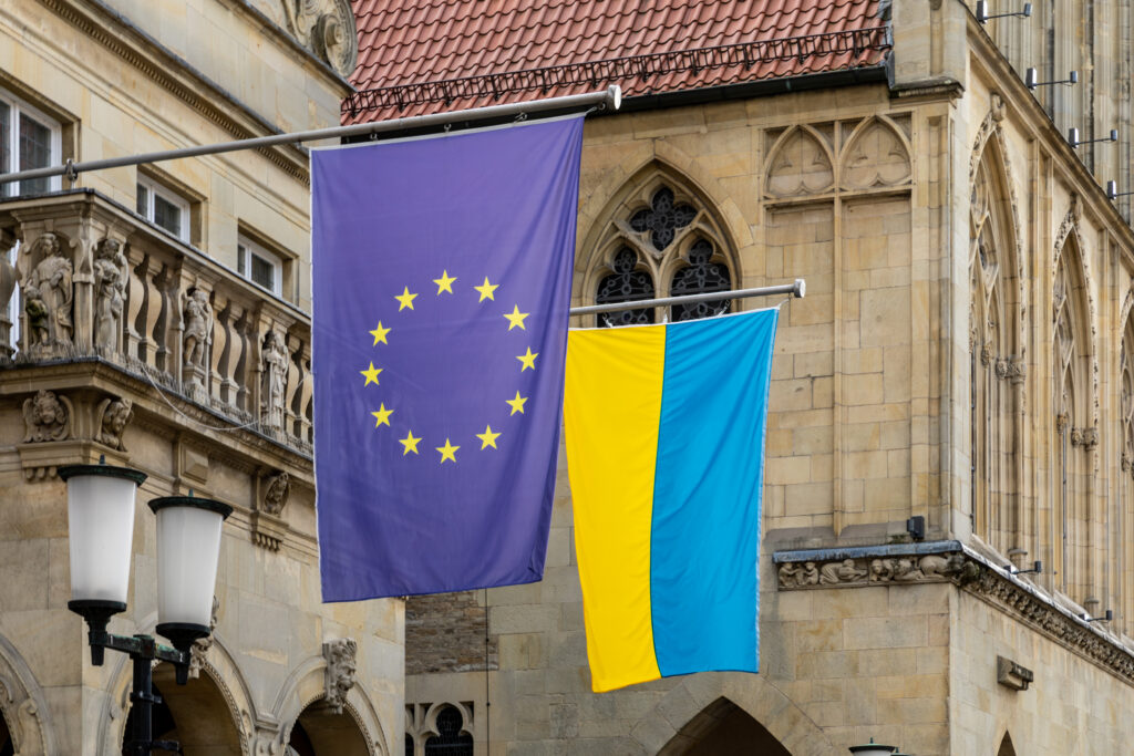 Photo: Flags (European Union and Ukraine) at the Stadtweinhaus on Prinzipalmarkt in Münster, North Rhine-Westphalia, Germany. Dietmar Rabich / Wikimedia Commons: https://commons.wikimedia.org/wiki/File:M%C3%BCnster,_Stadtweinhaus,_Beflaggung_Ukraine_und_EU_--_2022_--_0219.jpg